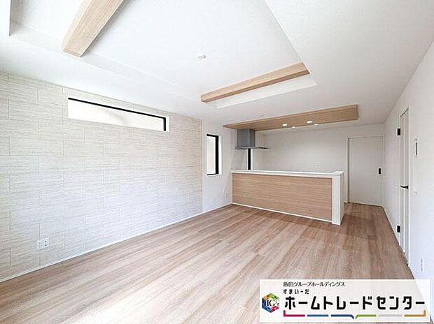 【リビング】◆リビングを温かく居心地の良い空間にしてくれる木目調の柔らかな風合い。休日はご家族みんなの癒しや憩いの場となってくれます♪