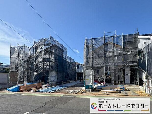 【現地外観写真】◆21帖のゆとり溢れるLDKは三面採光と吹き抜けがとなっており開放感いっぱいです♪広々した洗面室、大型収納なども魅力的。休日にご家族揃ってご見学はいかがでしょうか♪まずはお気軽にお問い合わせください♪
