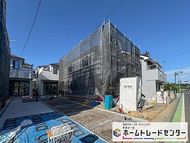 【前面道路含む現地写真】◆住環境良好な人気の低層住居専用地域。カースペースはお車2台分ございます。通行人の視線が気になりにくい場所に玄関があるのでプライバシーが守られやすいです♪