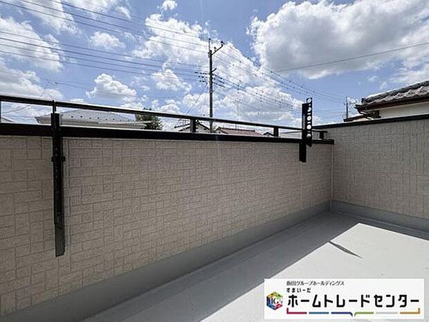 【 バルコニー】◆南向きのバルコニーの前には雲以外に太陽を遮るものがありません。お洗濯物も乾きやすく、何より明るく気持ちのいい光が入ってきます。