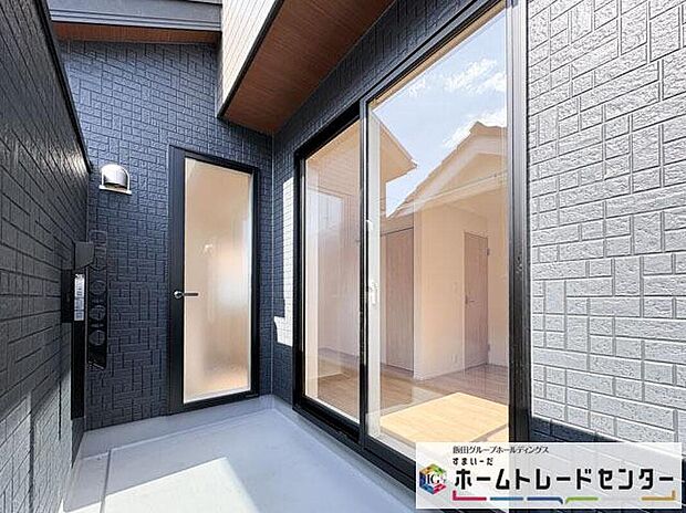 【バルコニー】◆南向きのバルコニーの前には雲以外に太陽を遮るものがありません。お洗濯物も乾きやすく、何より明るく気持ちのいい光が入ってきます。
