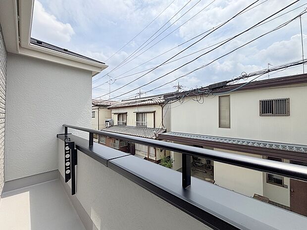 【バルコニー】◆南向きのバルコニーの前には雲以外に太陽を遮るものがありません。お洗濯物も乾きやすく、何より明るく気持ちのいい光が入ってきます。