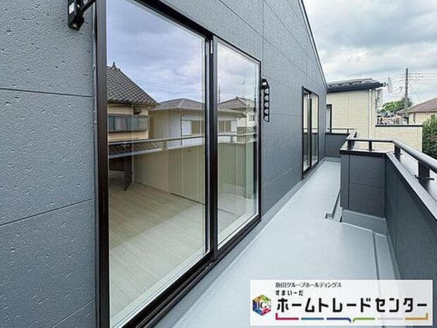 【バルコニー】◆南向きのバルコニーの前には雲以外に太陽を遮るものがありません。お洗濯物も乾きやすく、何より明るく気持ちのいい光が入ってきます。