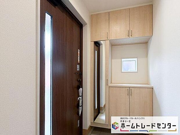 【玄関】◆お家で出会う人々を迎える玄関だからこそ、広々清潔感あふれる空間にしたいものです。採光・通風にも配慮された設計で毎日明るい空間をキープします♪