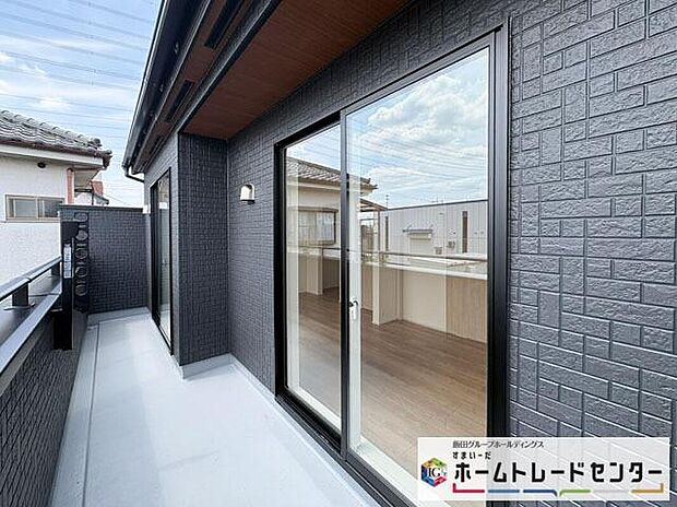【バルコニー】◆南向きのバルコニーの前には雲以外に太陽を遮るものがありません。お洗濯物も乾きやすく、何より明るく気持ちのいい光が入ってきます。
