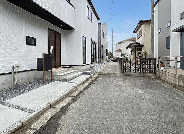 【前面道路含む現地写真】◆平日・お仕事帰りなど、いつでもご案内させていただきます!デザイン・目に見える設備面も大切ですが、耐震構造で地震に強い家の為、次代へ繋ぐ強固な住宅です。