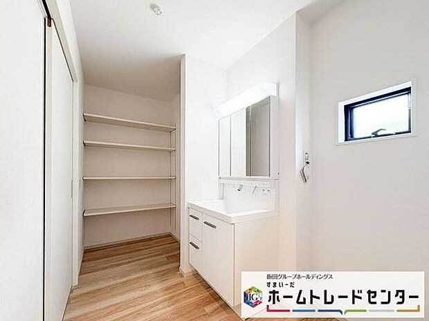 【洗面台・洗面所】◆洗面スペースはお掃除やメンテナンスが楽にできる様に設計されております。ドラム式の洗濯機を配置しても十分なスペースを確保した設計となっております。