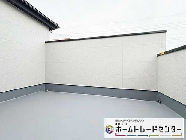 【バルコニー】◆南向きのバルコニーの前には雲以外に太陽を遮るものがありません。お洗濯物も乾きやすく、何より明るく気持ちのいい光が入ってきます。
