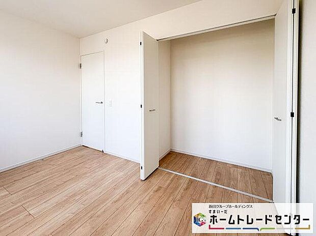 【リビング以外の居室】◆2階の各居室にはそれぞれ収納を完備!しっかりとした容量のスペースを確保しているので、お部屋は美しい空間を保てますね♪