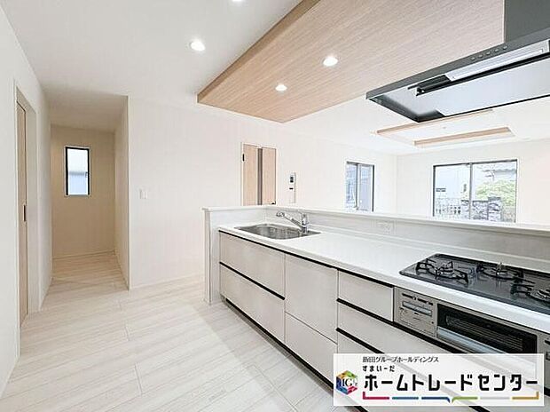 【キッチン】◆人気の対面式キッチン。お食事の準備をしながらでもご家族とのコミュニケーションを楽しめます♪ぜひご見学の際にはキッチンに立ち、生活をイメージしてください。