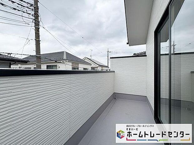 【バルコニー】◆南向きのバルコニーの前には雲以外に太陽を遮るものがありません。お洗濯物も乾きやすく、何より明るく気持ちのいい光が入ってきます。