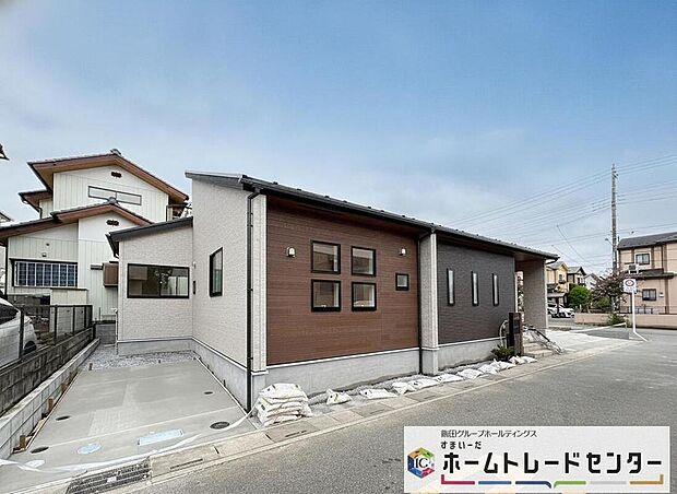 【玄関】◆TVモニター付きインターホンはカラーモニターで来訪者もひとめで分かります♪留守の間の来訪者が確認できる嬉しい録画機能付き!お子様が一人で留守番の間も安心です。