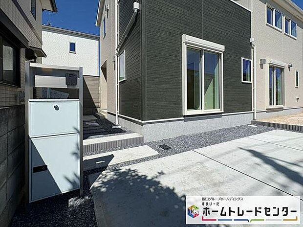 【玄関】◆TVモニター付きインターホンはカラーモニターで来訪者もひとめで分かります♪留守の間の来訪者が確認できる嬉しい録画機能付き！お子様が一人で留守番の間も安心です。