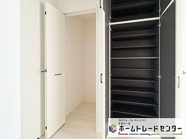 【玄関】◆お家で出会う人々を迎える玄関だからこそ、広々清潔感あふれる空間にしたいものです。採光・通風にも配慮された設計で毎日明るい空間をキープします♪