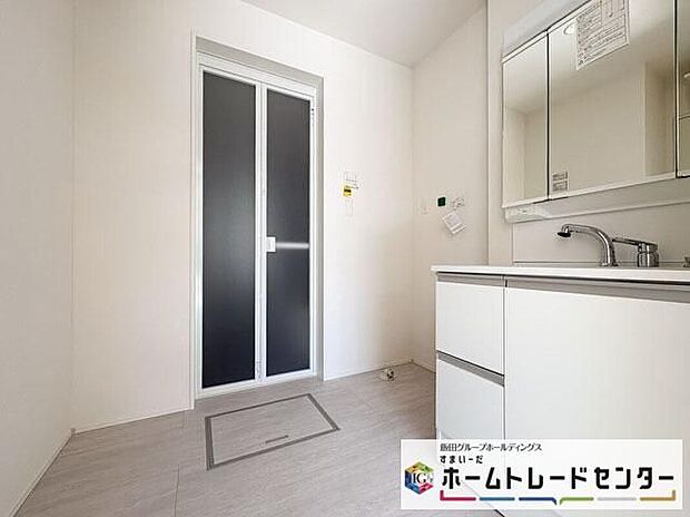 【洗面台・洗面所】◆洗面スペースはお掃除やメンテナンスが楽にできる様に設計されております。ドラム式の洗濯機を配置しても十分なスペースを確保した設計となっております。