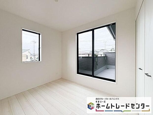 【リビング以外の居室】◆居室のサッシにはペアガラスを採用、高い断熱性による省エネと結露対策に有効です。室内を快適な空間に代えてくれます。現地の通風や採光も実際にご確認下さいませ