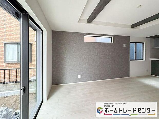 【リビング】◆大きな窓は遮音性に優れたペアガラスの窓となっています。リビングでたくさんはしゃいで遊んでも、お子様の声を気にしなくて大丈夫です♪