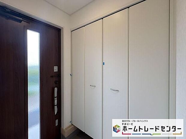 【玄関】◆お家で出会う人々を迎える玄関だからこそ、広々清潔感あふれる空間にしたいものです。採光・通風にも配慮された設計で毎日明るい空間をキープします♪