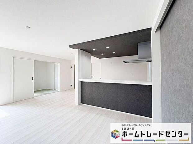【リビング】◆リビングを温かく居心地の良い空間にしてくれる木目調の柔らかな風合い。休日はご家族みんなの癒しや憩いの場となってくれます♪
