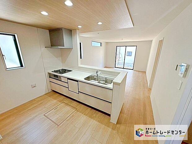 【　リビング　】
大きな窓のあるリビングは、明るく開放感溢れる空間です。居心地良く、ご家族皆がゆったり寛げる憩いの空間となりそうです。