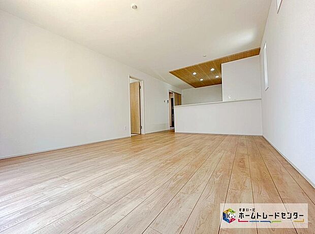 【　リビング　】
全棟リビング16帖超え！広々としたLDKに、自分好みのインテリアでレイアウト。季節ごとに模様替えなども、楽しみの一つとなりそうです。