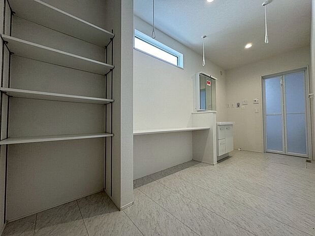 小田急線「百合ヶ丘」駅までバスで12分、バス停徒歩5分！
駅周辺にはコンビニやドラッグストアなどが点在しているのでお買い物には困りません♪