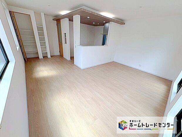 広々とした開放感あふれるリビングです。ゆったり寛げる充分な広さがございますので、ご家族でインテリアのレイアウトを考えるのも楽しみになりそうです。