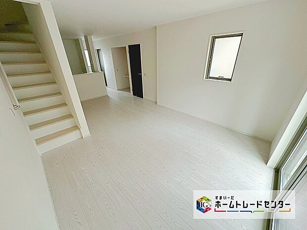 帰宅時・外出時の自然なコミュニケーションを育むリビングイン階段を採用。家族が必ず顔を合わせて欲しい。そんな思いをこめています。