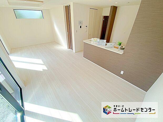 ☆　リビング　☆
対面式を採用したキッチンですので、リビングで寛ぐご家族をいつも感じられます。会話を楽しみながら家事ができます。