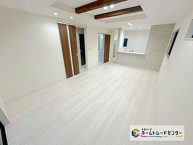 ☆　リビング　☆
折り上げ天井がお洒落な開放感あふれるリビングです☆全棟17帖越えのリビングです☆