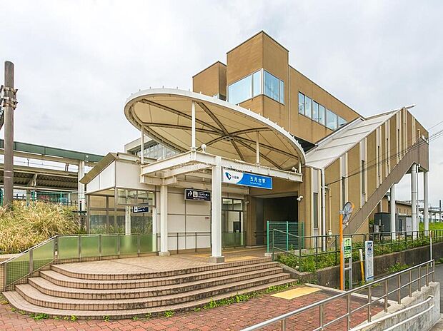 小田急電鉄「五月台」駅まで650m 、徒歩９分です。駅周辺は閑静な住宅地でありながら、葉積緑地・高尾根公園および野球場を備えた片平公園など、公園や緑地が多くあります。