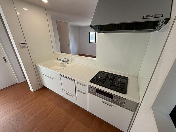 ☆　食洗機付きキッチン　☆
対面式を採用したキッチンですので、リビングで寛ぐご家族をいつも感じられます。会話を楽しみながら家事ができます。