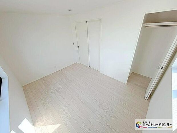 ☆　洋室　☆
明るめのフローリングですので、壁紙ともマッチし、お部屋を更に広く見せてくれる効果も。