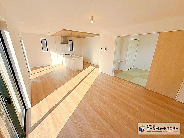 ☆　リビング　☆
18.5帖の開放感あふれるリビングです☆
和室と合わせると23帖越えの大空間に☆