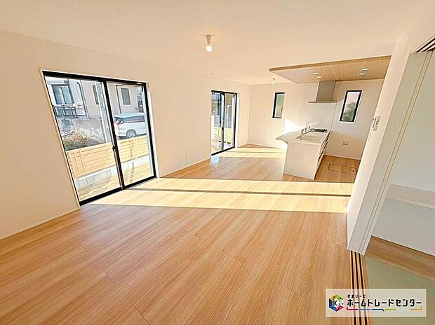 ☆　リビング　☆
ナチュラル色のフローリングは木の持つ自然な風合いでやさしい雰囲気をもちながら部屋全体を明るく見せてくれます。