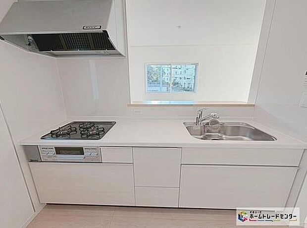 ☆　キッチン　☆
人工大理石トップのシステムキッチン。見栄えもよくお手入れもスムーズに出来ます。豊富な収納力もございますので、キッチンスペースをスッキリとお使い頂けそうです。