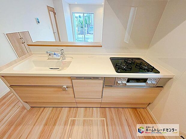 ☆　食洗機付きシステムキッチン　☆
人工大理石トップのシステムキッチン。見栄えもよくお手入れもスムーズに出来ます。豊富な収納力もございますので、キッチンスペースをスッキリとお使い頂けそうです。