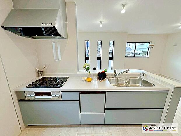 ☆　食洗機付きキッチン　☆
人工大理石トップのシステムキッチン。見栄えもよくお手入れもスムーズに出来ます。豊富な収納力もございますので、キッチンスペースをスッキリとお使い頂けそうです。