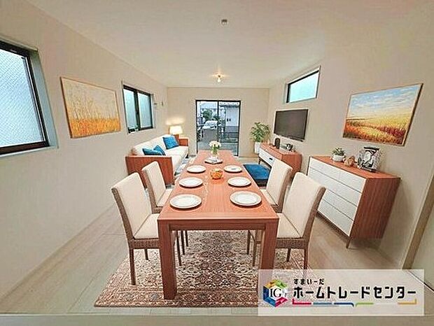 ☆　リビング　☆
現況の物件写真に、CG による画像処理を行っています。家具、家電、照明器具、小物、カーテン、その他のイメージはCG です。