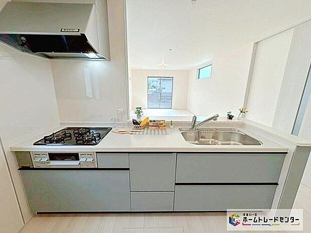 ☆　キッチン　☆
人工大理石トップのシステムキッチン。見栄えもよくお手入れもスムーズに出来ます。豊富な収納力もございますので、キッチンスペースをスッキリとお使い頂けそうです。