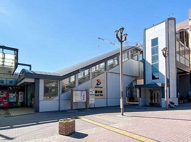 相鉄「瀬谷」駅まで2300m 、バス１１分「下瀬谷橋」停歩９分です。駅北口には商業施設が充実！駅前広場はゆったり広々。なんでも揃うけれど人が多すぎない、このほのぼのとした雰囲気が魅力です！