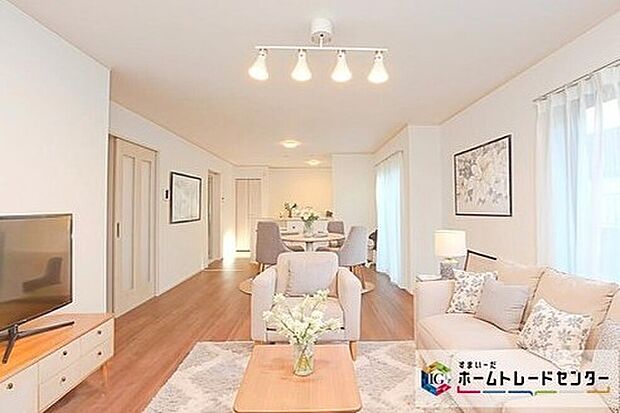 ☆ リビング ☆
現況の物件写真に、CG による画像処理を行っています。家具、家電、照明器具、小物、カーテン、その他のイメージはCG です。