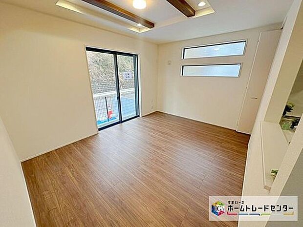 ☆ リビング ☆
リビングにはたくさんの窓を設置しました♪各方向から光が差し込みます!