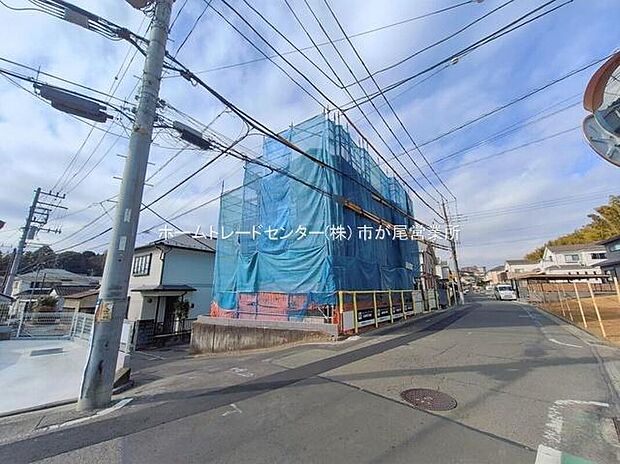 閑静な住宅街に立地します!
北東側 前面道路は開放感溢れる6m幅☆角地ですので陽当り・通風良好です♪