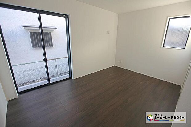 ☆ 洋室 ☆
穏やかな光が差し込む室内には、穏やかな時間が流れます。休日には、落ち着いた空間で自分の趣味を楽しむのはいかがですか。