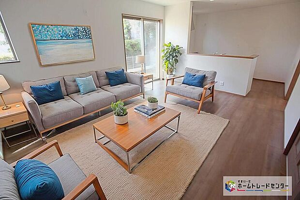 ☆ リビング ☆
現況の物件写真に、CG による画像処理を行っています。家具、家電、照明器具、小物、カーテン、その他のイメージはCG です。