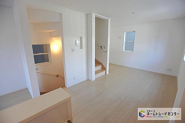 自然光に包まれたリビング。あふれる陽光の輝き、子どもたちの笑顔も光り輝いて見えます♪