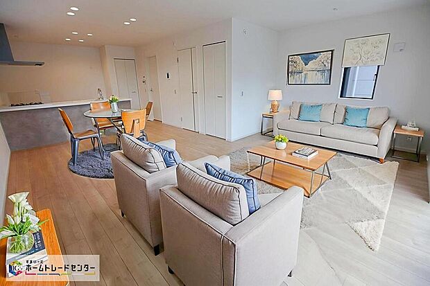 ☆ 床暖房付きリビング ☆
現況の物件写真に、CG による画像処理を行っています。家具、家電、照明器具、小物、カーテン、その他のイメージはCG です。