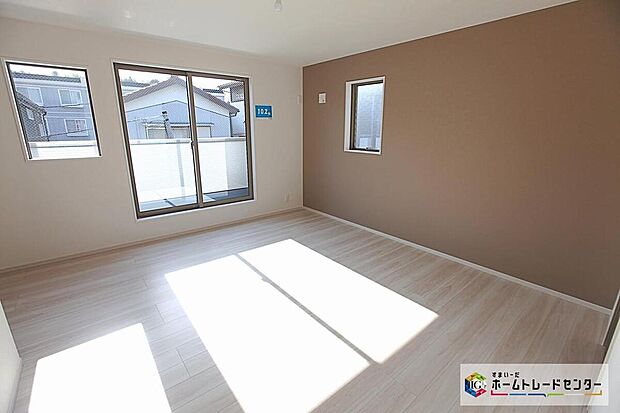 ☆ 洋室 ☆
アクセントクロスがお洒落な主寝室☆10.2帖の広々空間です☆