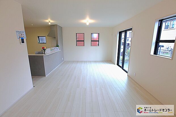 相鉄本線「瀬谷」駅まで1900m 、バス7分「下瀬谷中学校前」停歩4分です。駅北口には商業施設が充実!駅前広場はゆったり広々。なんでも揃うけれど人が多すぎない、このほのぼのとした雰囲気が魅力です!